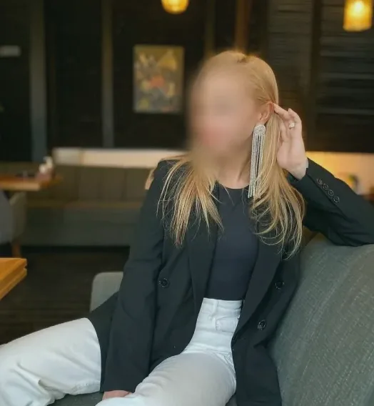 Manuela, 32