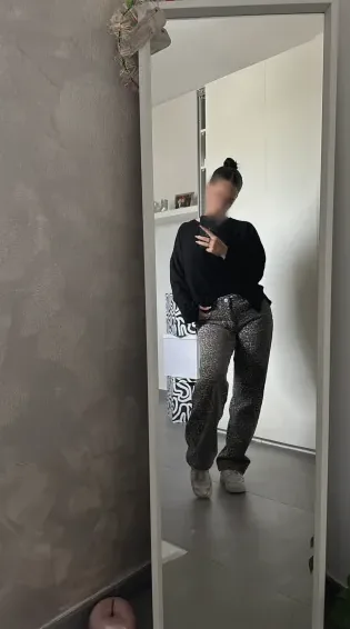 Melanie, 21