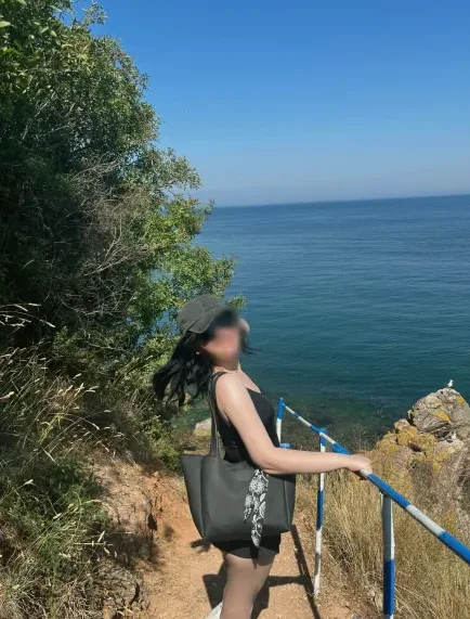 Zeynep, 22